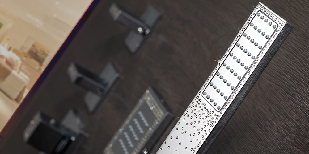   Bossini   Swarovski